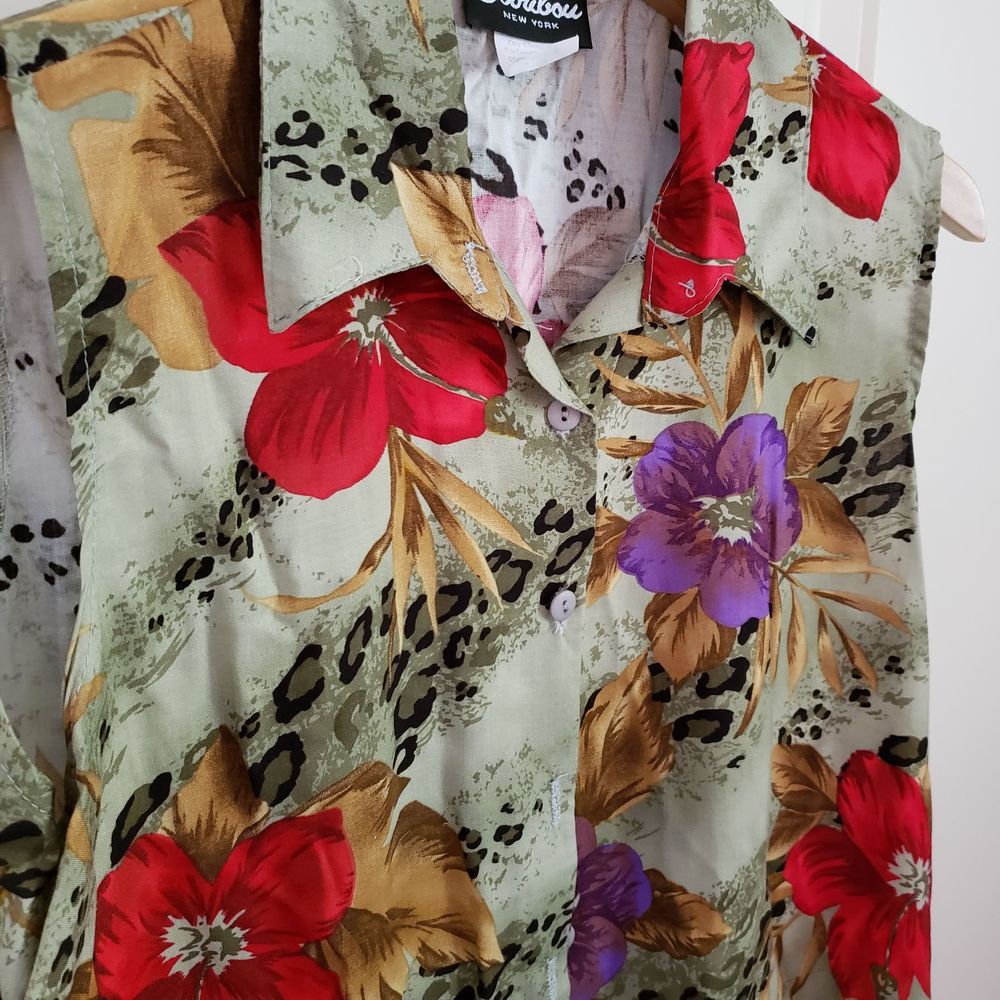 Caribou Green Button Down Floral Sleeveless Shirt - Picture 4 of 6